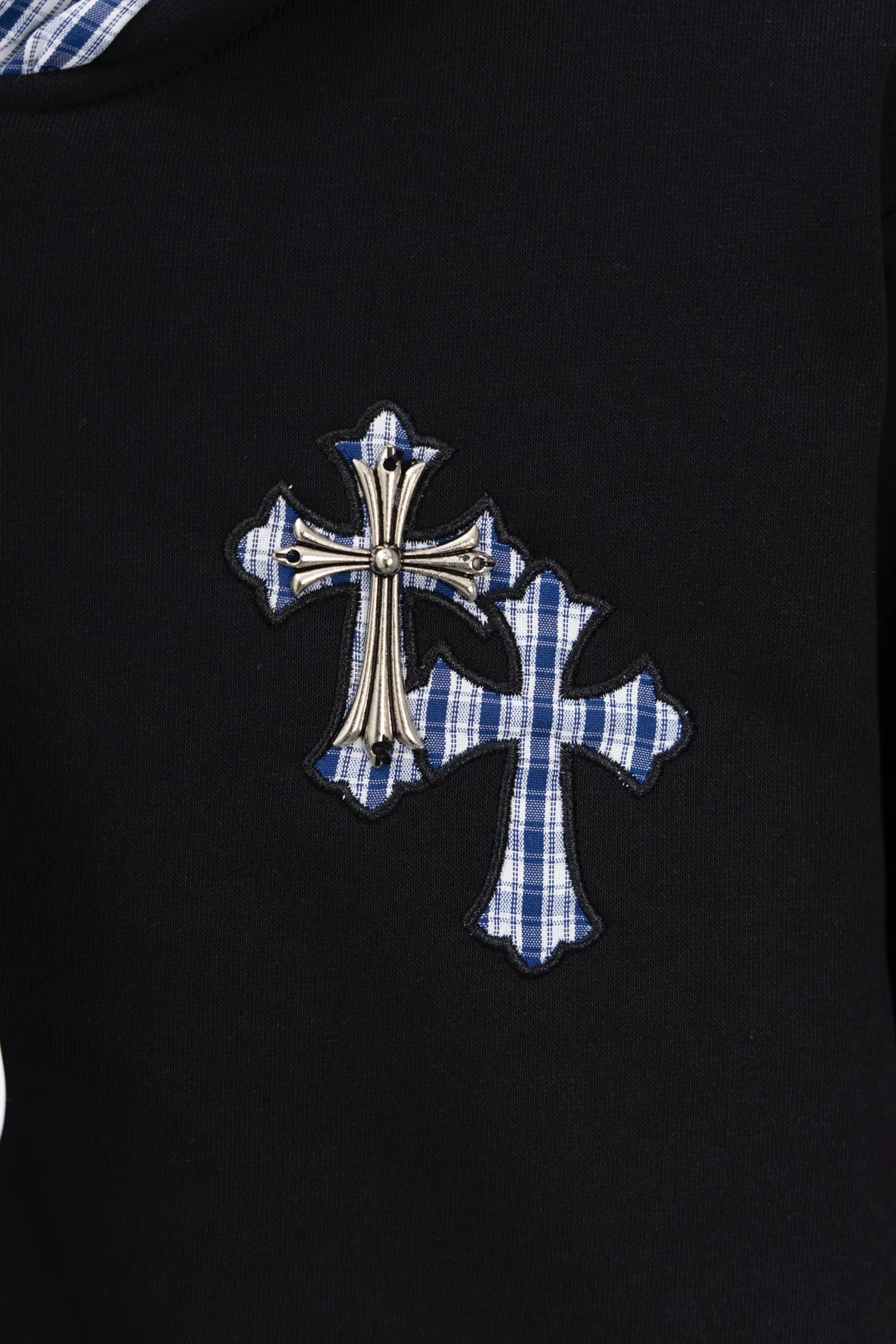 P330 Style No.: S016 𝗖𝗵𝗿𝗼𝗺𝗲 𝗛𝗲𝗮𝗿𝘁𝘀/Cro Xin 2025 washed and burnt patch embroidered autumn and winter new original single counter American patchwork 3D three-dimensional couple casual cardigan plus velvet sweatshirt 👑The highest version! Customized fabric 480g tripe terry fabric! American acid-washed and distressed original fabric, laser burning + patch embroidery, exquisite embroidery of letters! The best-selling model in the counter, very comfortable to wear. Accessories: original molded and authenticated collar label➕100% silk wash label. Genuine purchase-grade original hangtag➕matching hanging rope➕3D hanging beads➕original packaging bag. Craftsmanship: The original version has consistent wiring! The highest version of the armhole matching technique! Color: Black Size: S-XL